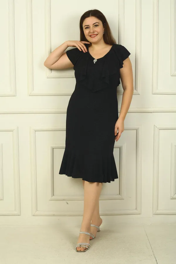 Robe grande taille pailletée avec col à volants et broche