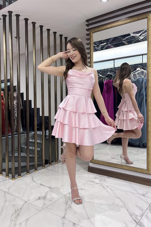 Robe courte en satin pour femme avec jupe à volants et bretelles en corde dans le dos