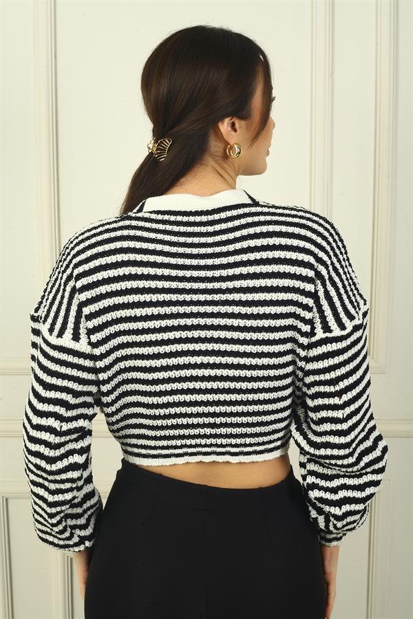 Kadın Önü Düğmeli Enine Çizgili Rahat Kalıp Akrilik Crop Hırka