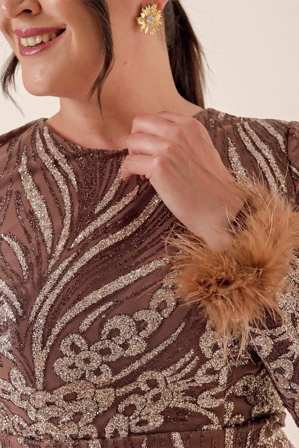 Robe de soirée longue pailletée grande taille avec manches à plumes et doublure