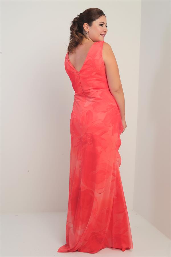 Robe longue en tulle grande taille, doublée, à décolleté en V devant et dos, drapée sur le devant et ornée d'un motif floral 3D.