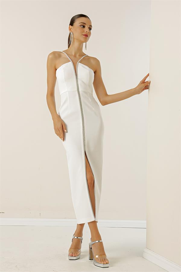 Robe de soirée en crêpe ornée de pierres et fendue sur le devant, doublée.