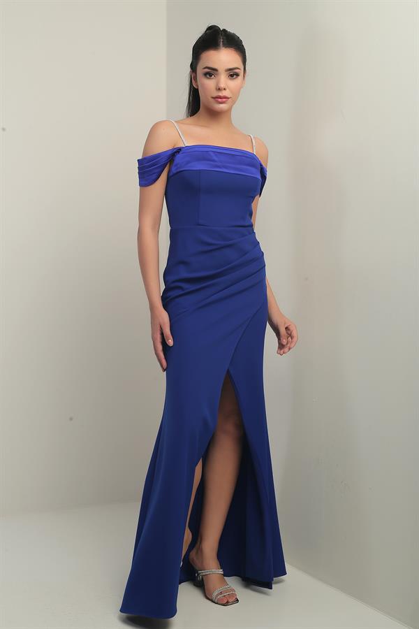 Robe sirène double drapée en satin à fines bretelles ornées, manches tombantes et décolleté Madonna. Doublée et drapée.