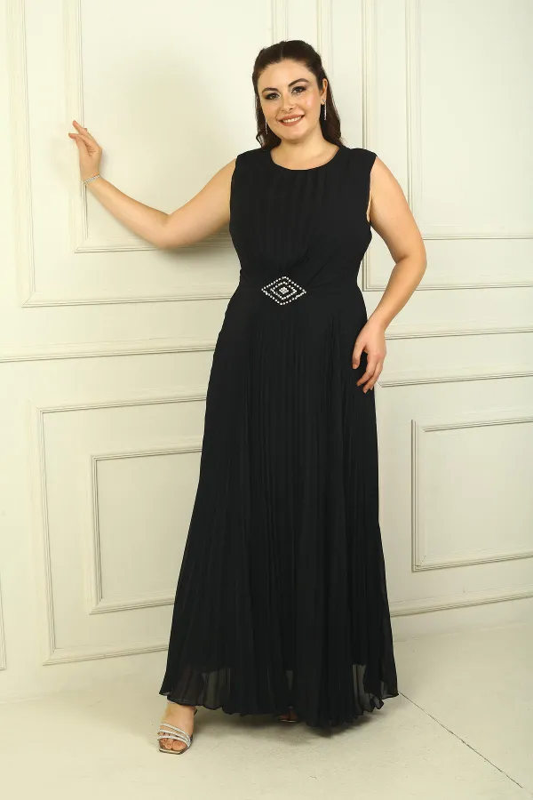 Robe longue plissée, doublée, en mousseline BB avec boucle à la taille