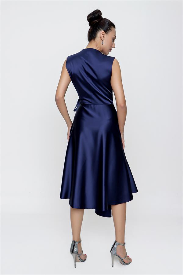 Robe en satin à encolure cache-cœur et laçage