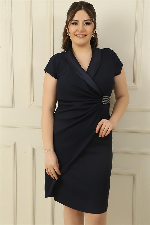 Robe en crêpe doublée grande taille, ornée de clous et de pierres