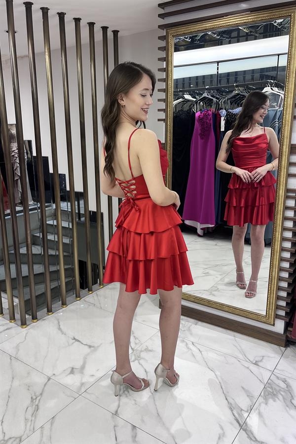 Robe courte en satin pour femme avec jupe à volants et bretelles en corde dans le dos