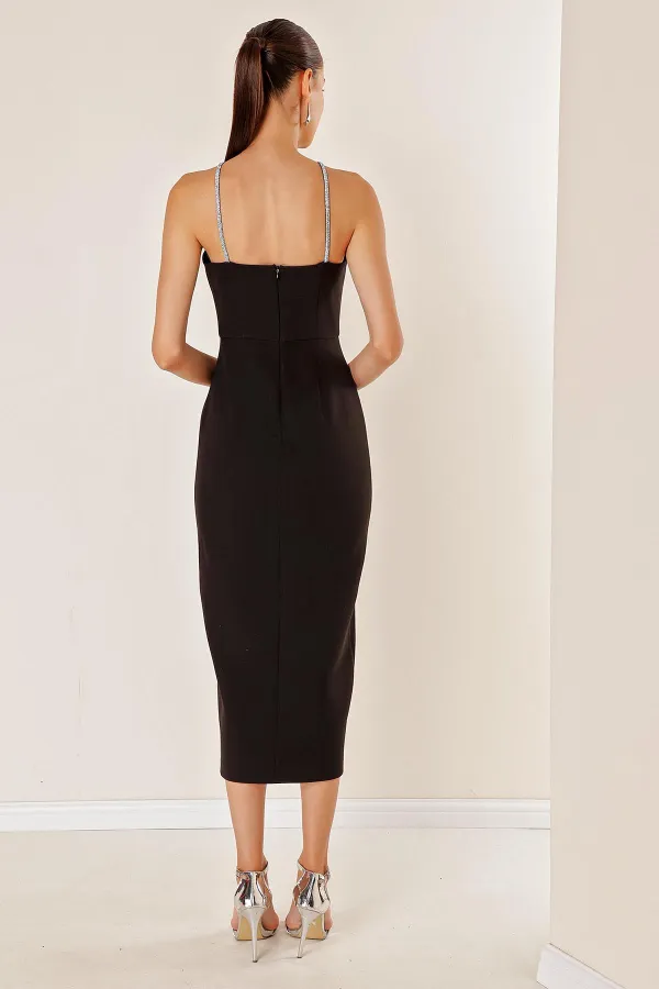 Robe de soirée en crêpe avec doublure et fente sur le devant, détails en pierre