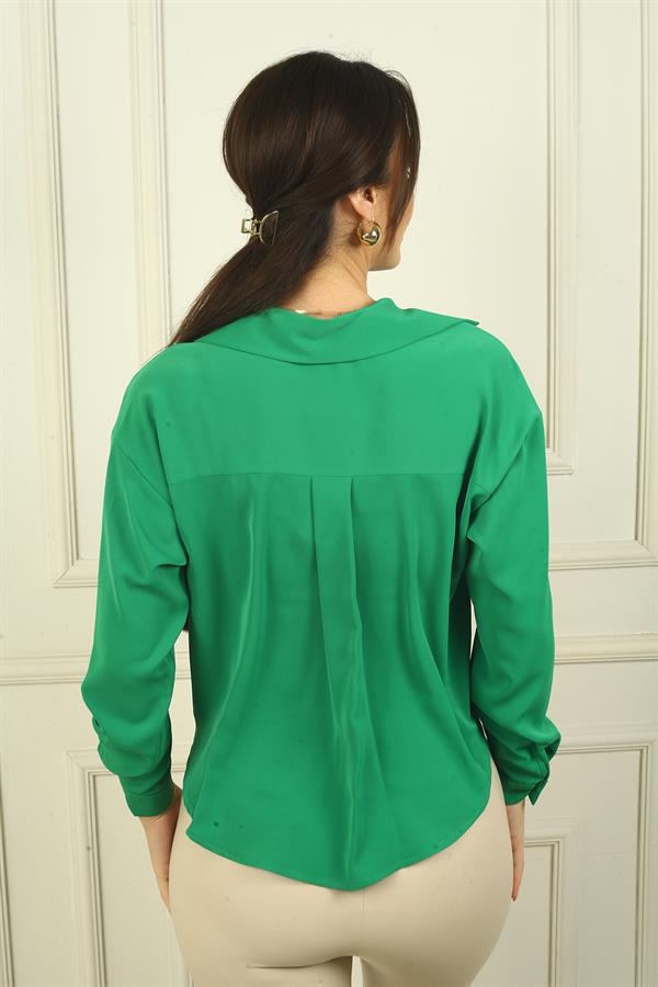 Chemise en micro-satin nouée sur le devant