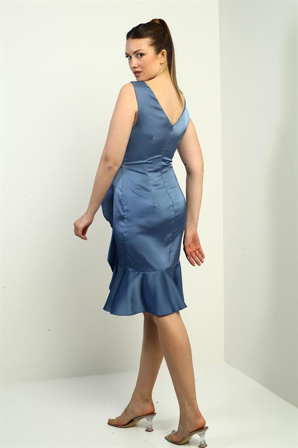 Robe courte en satin pour femme, doublée, à col cache-cœur, drapée sur le devant et ornée de volants.