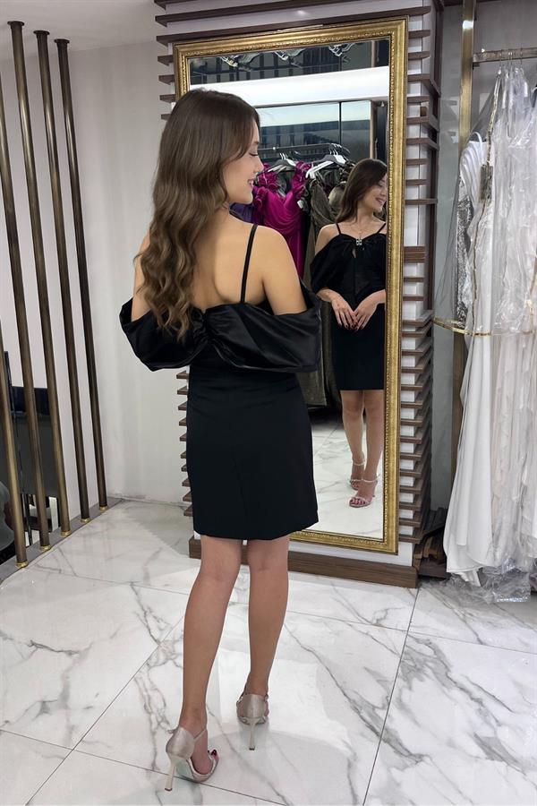 Robe courte à bretelles en satin pour femme, ornée de pierres, doublée et agrémentée d'un nœud.