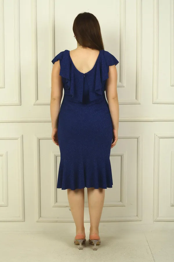 Robe grande taille pailletée avec col à volants et broche