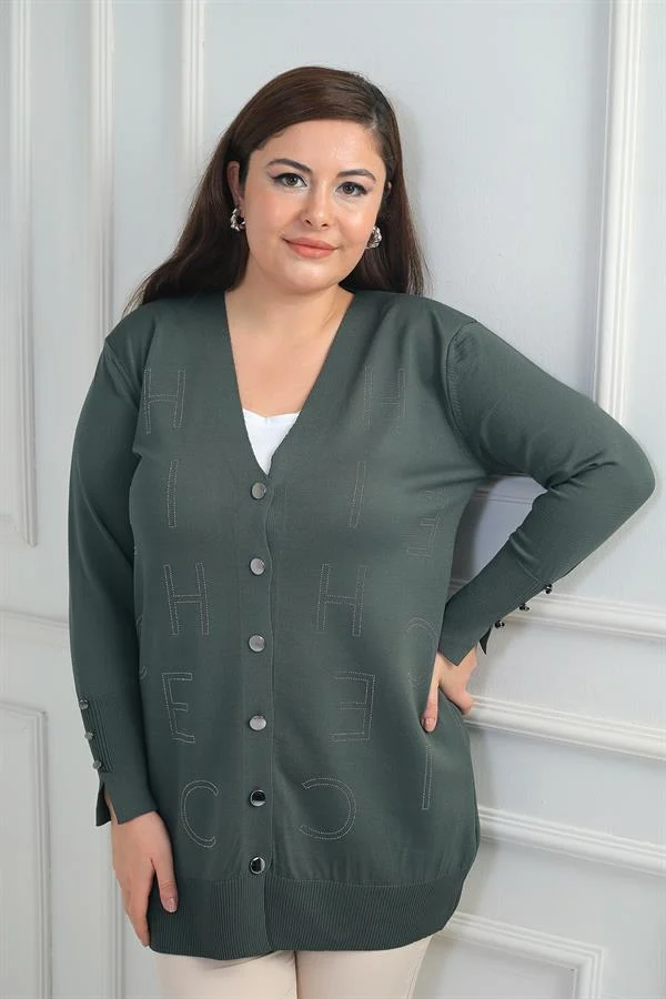 Kadın Kolları Düğme Detaylı Taş Harf Baskılı Soğuk İplik Büyük Beden Hırka