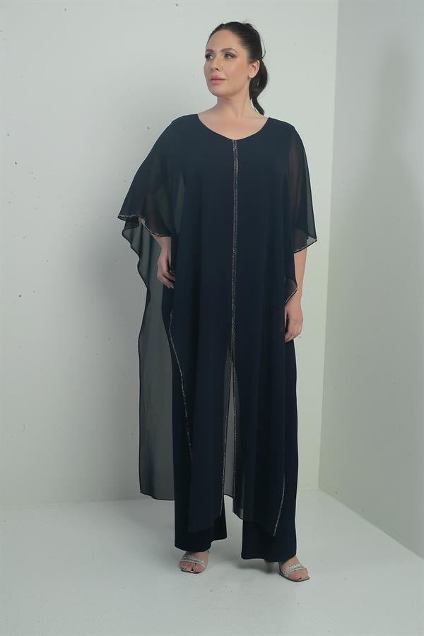 Combinaison grande taille pour femme avec haut en mousseline, détails en pierre, jambes larges et conception en lycra.