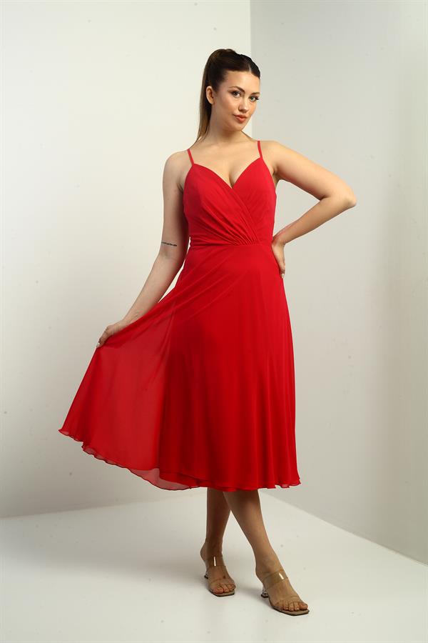 Robe en mousseline évasée à bretelles croisées et dos lacé, doublée, avec encolure cache-cœur et bretelles.