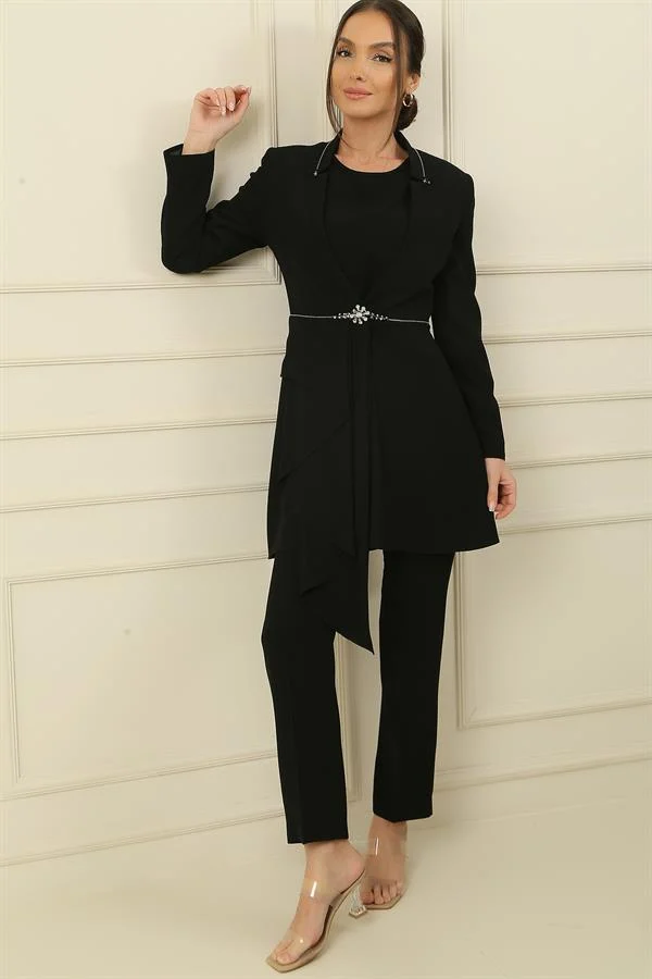 Ensemble trois pièces avec pantalon à volants et détails en pierre sur le col et le devant, disponible dans une large gamme de tailles.