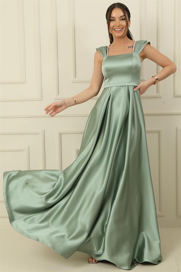 Robe longue en satin doublée, à bretelles, ornée de pierres et à encolure carrée