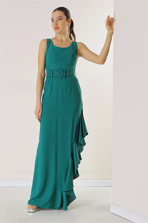 Robe longue en crêpe doublée, avec volants sur les côtés et ceinture à la taille.