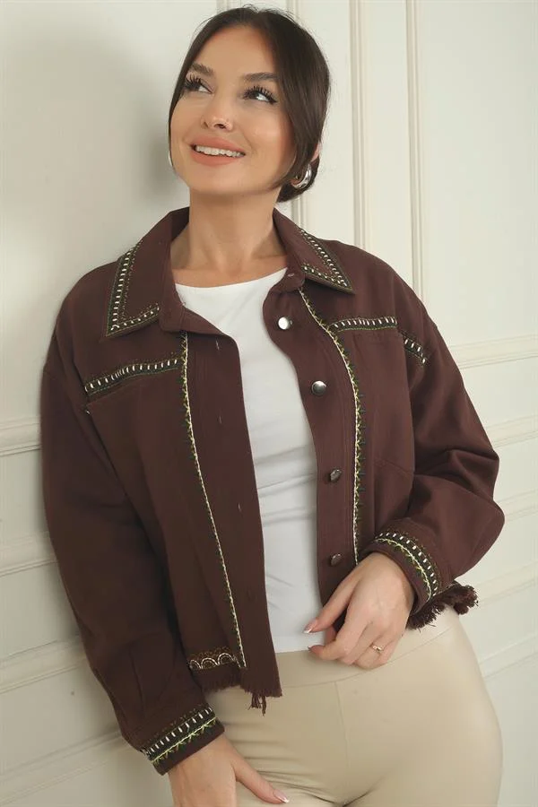 Chemise à poche unique avec boutons métalliques brodés pour femme