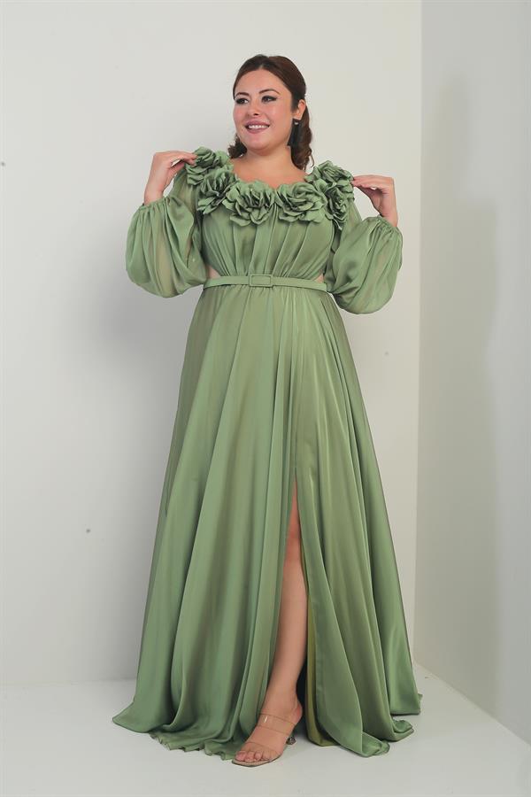 Robe longue BB en mousseline doublée, ceinturée et ornée d'un décolleté Madonna à fleurs