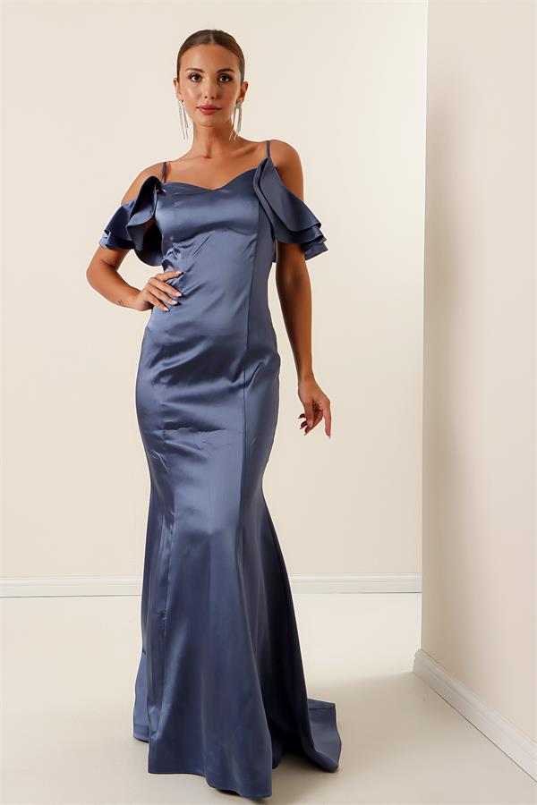 Robe longue en satin doublée, à bretelles, manches tombantes et laçage au dos