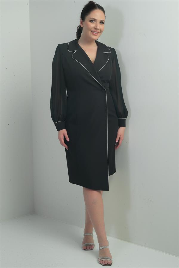 Robe courte grande taille en mousseline à manches courtes et col cache-cœur, bouton unique.