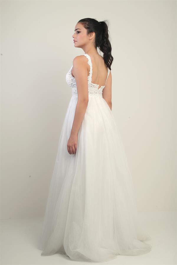 Robe de princesse longue doublée, à col en V et bretelles épaisses, ornée de dentelle et de tulle.