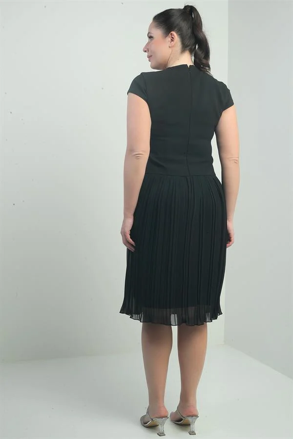 Robe courte grande taille pour femme avec détails en pierre, doublée, entoilée, double jupe et plis en mousseline