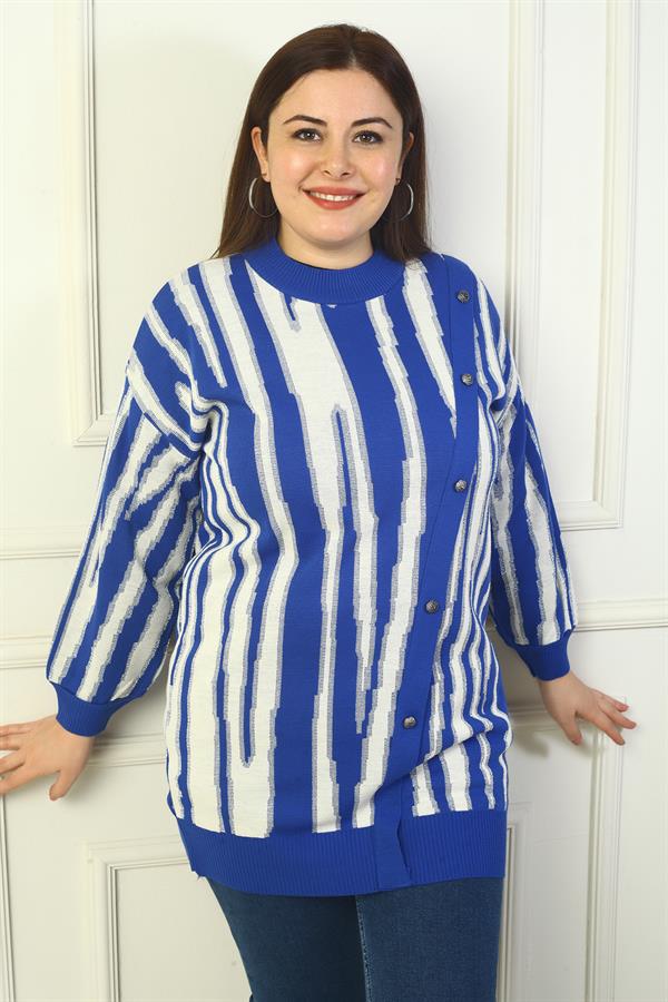 Pull tunique tricoté grande taille pour femme, avec boutonnage sur le devant et rayures verticales pailletées.