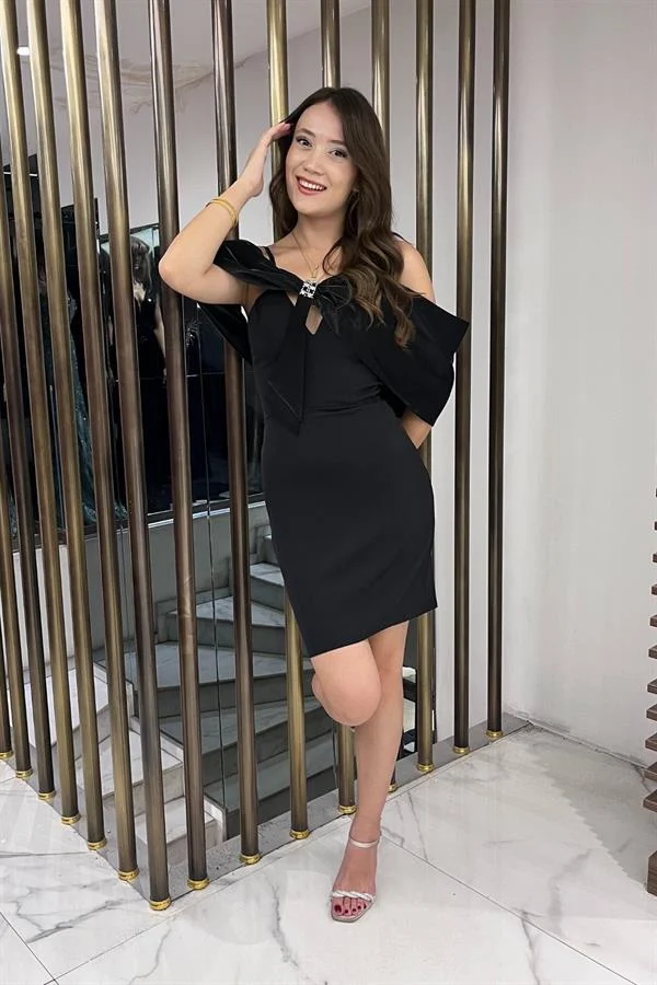 Robe courte à bretelles en satin pour femme, ornée de pierres, doublée et agrémentée d'un nœud.