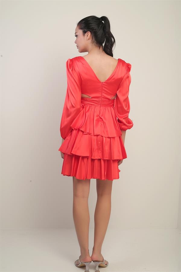 Robe courte en satin doublée à col en V devant et dos pour femme, ornée d'un détail à la taille.