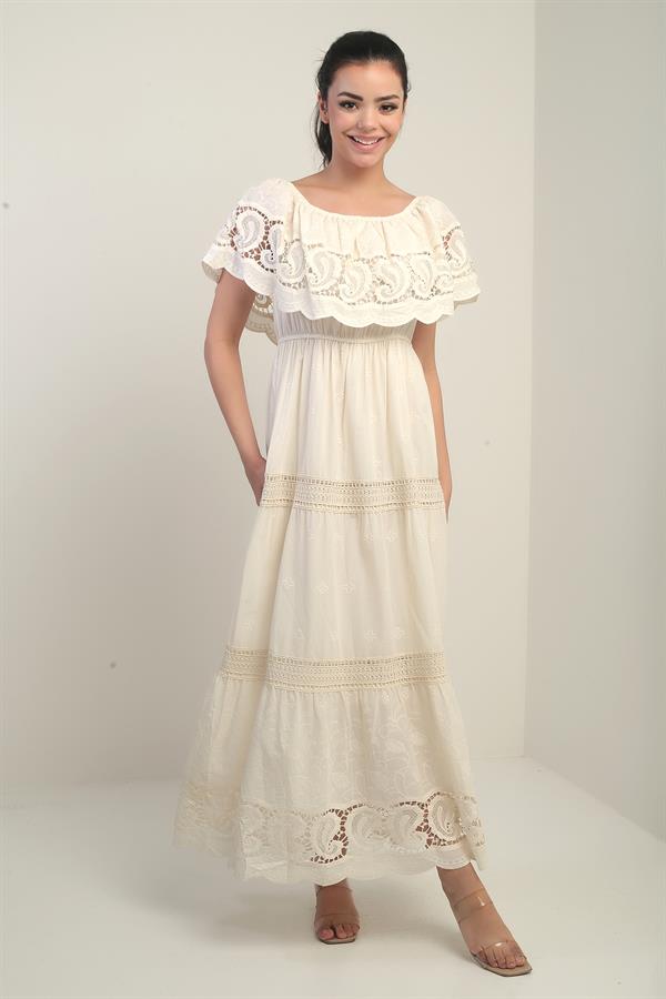 Robe longue doublée à encolure Madonna pour femme, ornée de dentelle et de broderies.