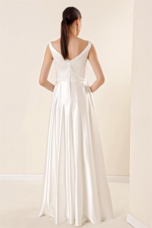 Robe longue en satin ornée de dentelle perlée, drapée de façon transparente et doublée.