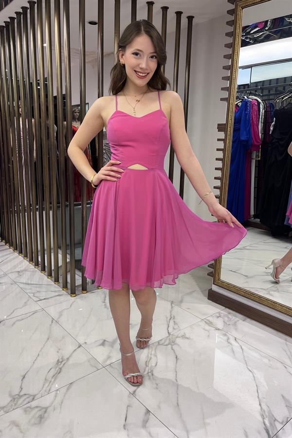 Robe courte évasée en mousseline de soie doublée avec bretelles en corde dans le dos et fenêtre devant