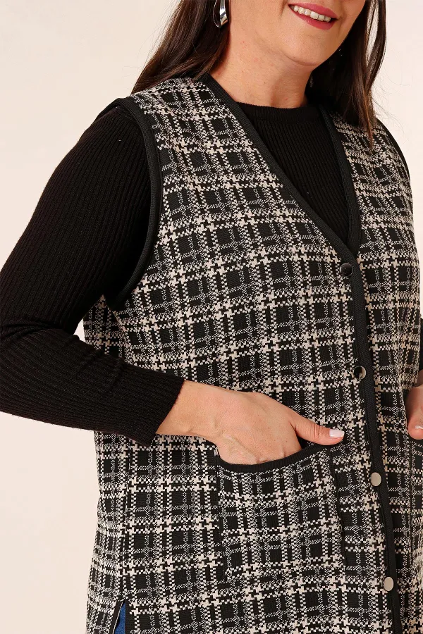 Gilet en tricot grande taille à poches et motifs écossais avec boutons métalliques sur le devant
