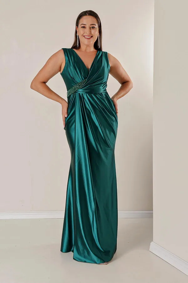 Robe longue en satin grande taille, drapée sur le devant, avec détails perlés et doublée