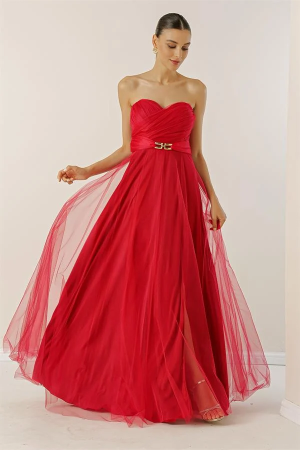 Robe longue bustier en tulle, avec ceinture à boucle, drapé sur le devant et doublure.