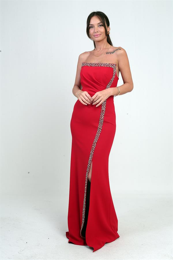 Robe longue en crêpe à doublure ornée de pierres et drapée sur le devant