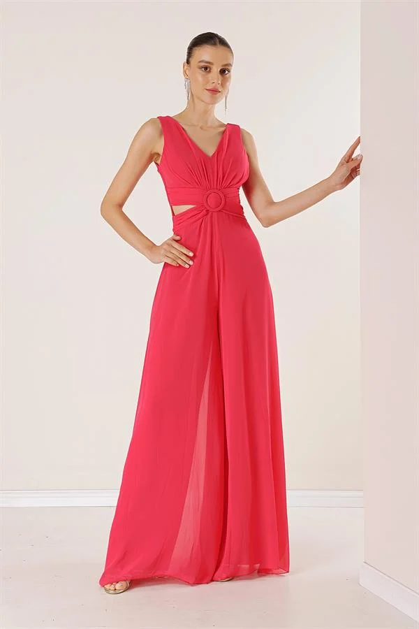 Combinaison en mousseline doublée, décolleté en V devant et dos, avec détail à la taille.