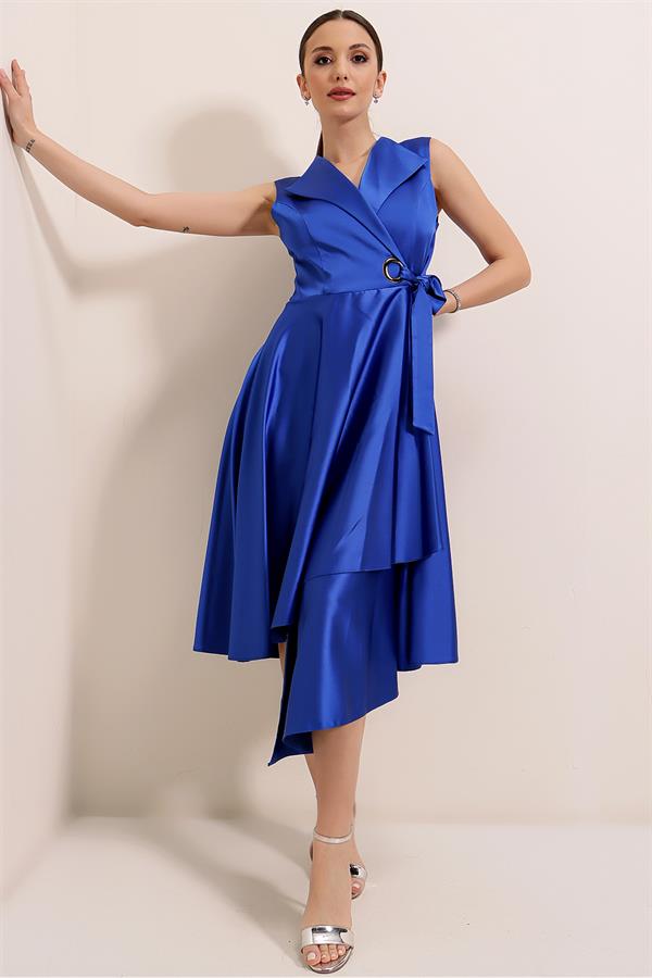 Robe en satin à encolure cache-cœur et laçage