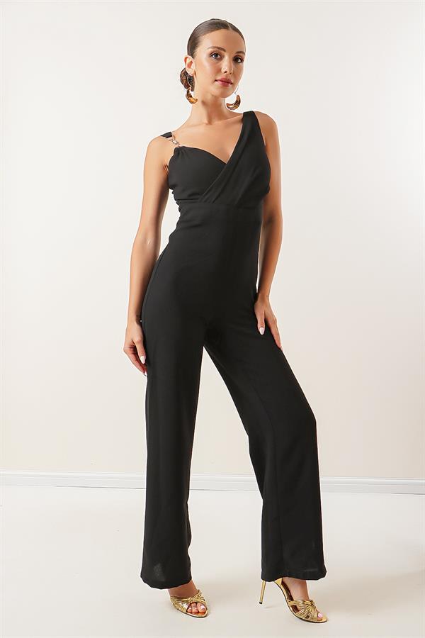 Combinaison asymétrique en crêpe avec accessoires métalliques et col cache-cœur