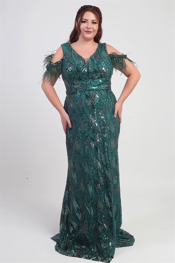 Robe longue grande taille à manches basses ornée de plumes et de sequins.