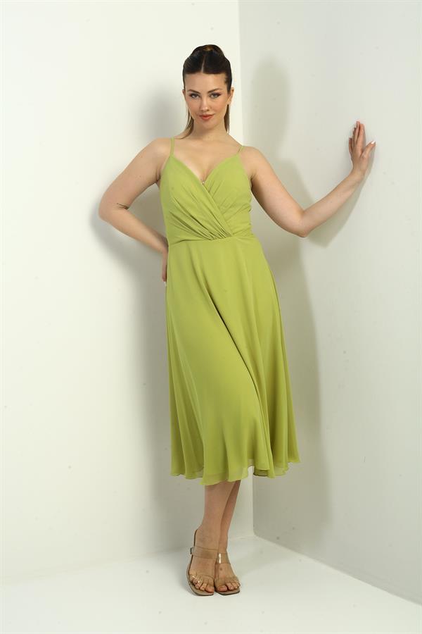 Robe en mousseline évasée à bretelles croisées et dos lacé, doublée, avec encolure cache-cœur et bretelles.