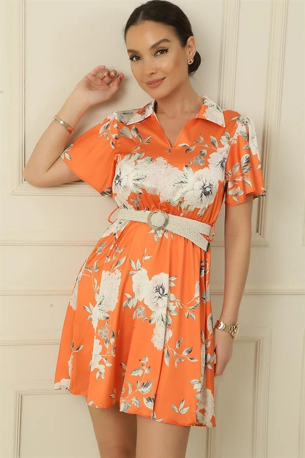 Robe en satin doublée à col polo et ceinture, ornée d'un grand motif floral