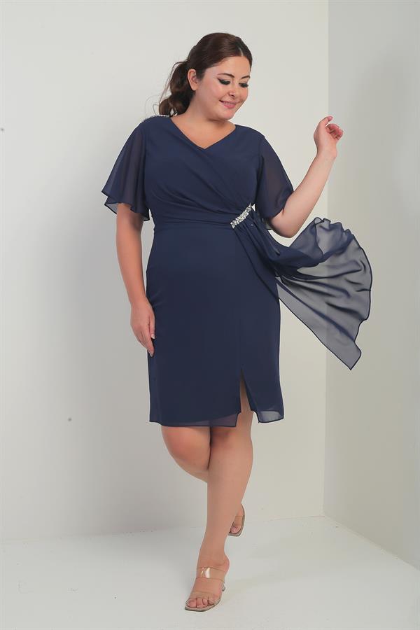 Robe en mousseline grande taille pour femme, ornée de cristaux aux épaules et à la taille, doublée et avec pochette.