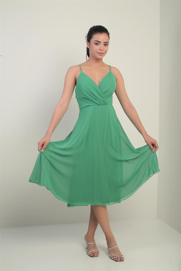 Robe en mousseline évasée à bretelles croisées et dos lacé, doublée, avec encolure cache-cœur et bretelles.