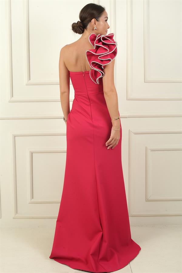 Robe sirène asymétrique en crêpe doublée avec détails en pierres scintillantes