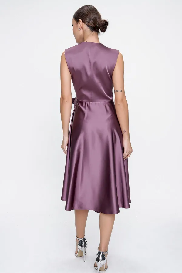 Robe en satin à lacets et à double boutonnage