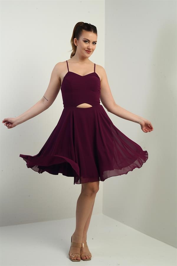 Robe courte évasée en mousseline de soie doublée avec bretelles en corde dans le dos et fenêtre devant