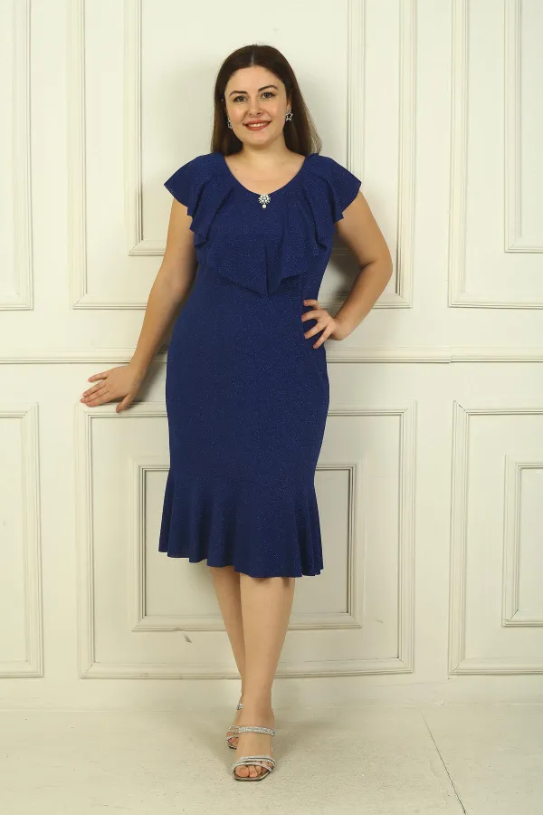 Robe grande taille pailletée avec col à volants et broche